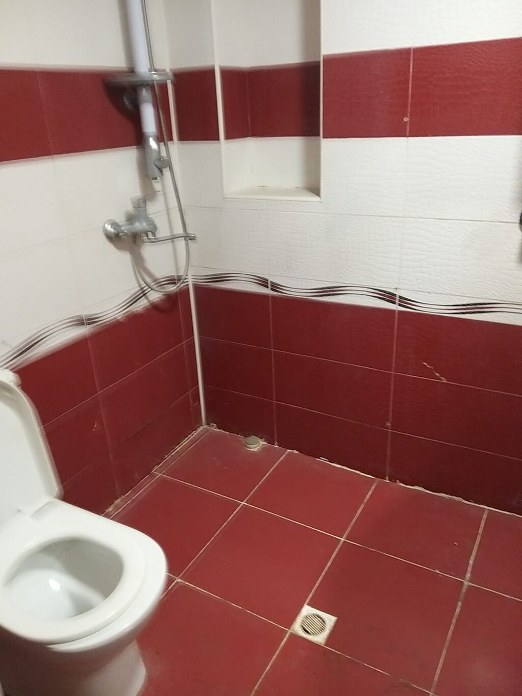 Azadliq prospekti metrosundan 10 deqiqelik mesafede 99 sayli mektebin
