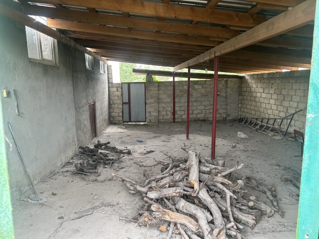 Satılır: kənd mühitində həyət evi və geniş torpaq sahəsi - Tikinti