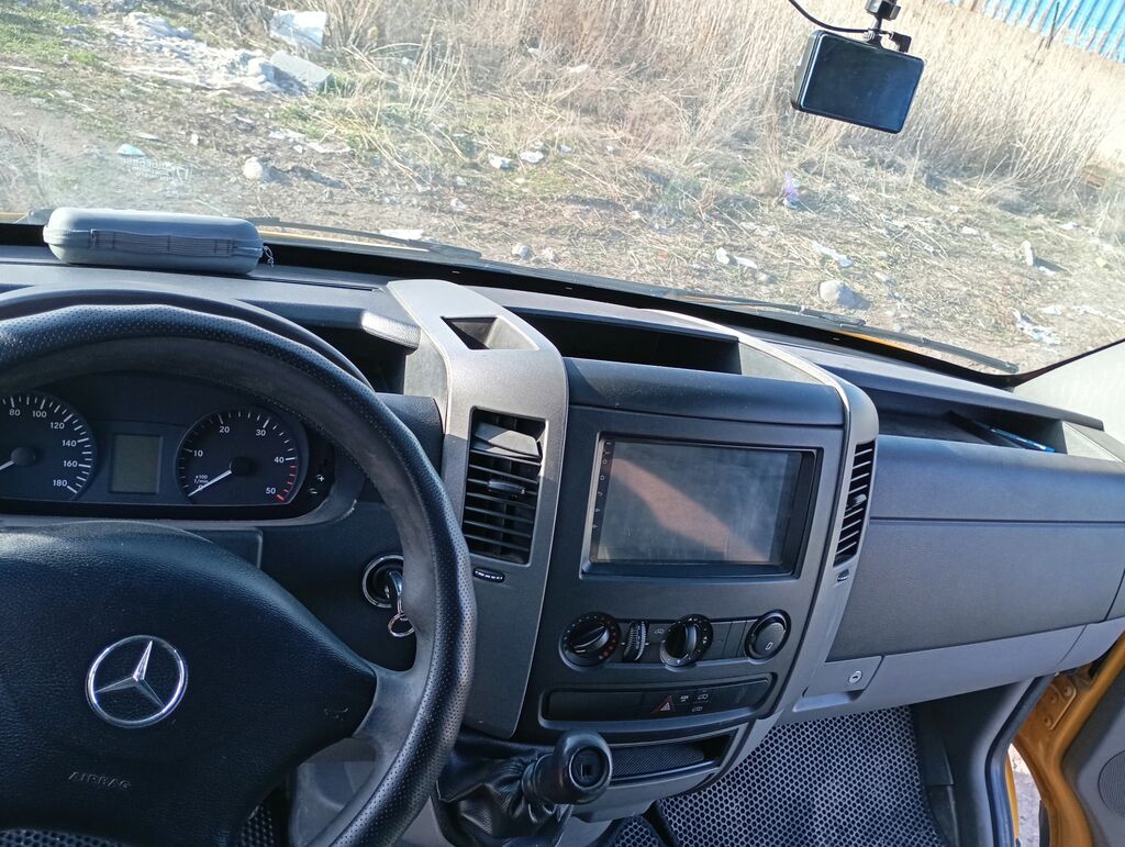 Mercedes-Benz Sprinter (длинная база, высокий крыша) — желтый фургон: фото 1