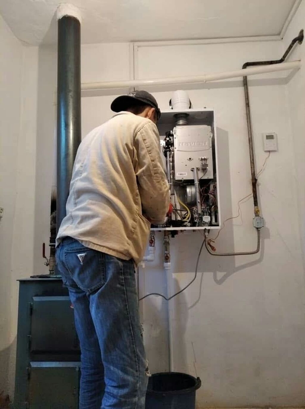 Монтаж демонтаж газовых котлов. Сварщик сантехник. Разборка газового котла Газовик. Демонтаж газа с автомобиля. Сантехник Бишкек