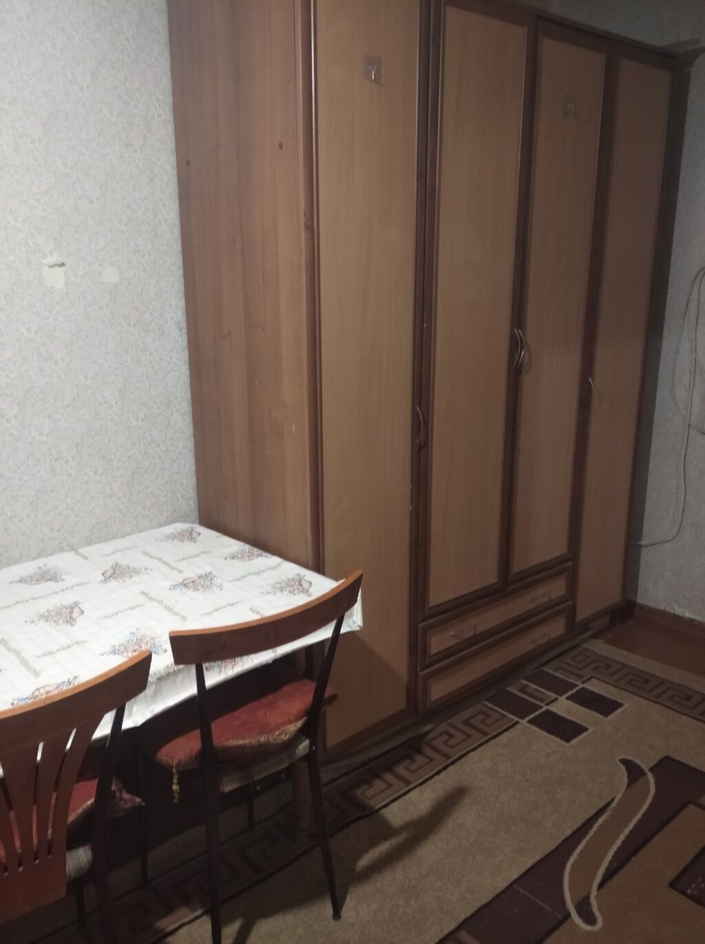 Сдается комната с двумя односпальными кроватями. В комнате: большой: фото 1