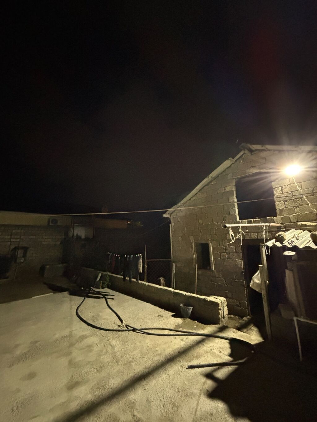 Satılır: Həyət evi - Tikinti: daş divarlar, metal dam örtüyü, mansard