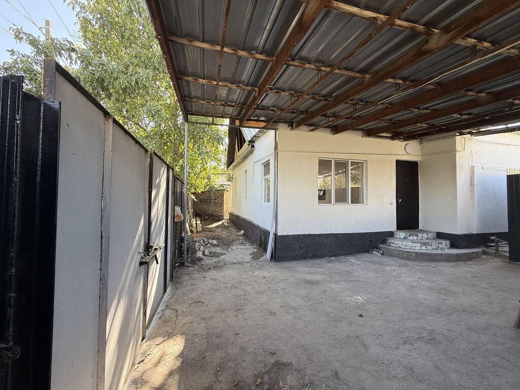 4 комнаты, 60 м², 3 соток, Бишкек, Карагачевая роща: фото 1