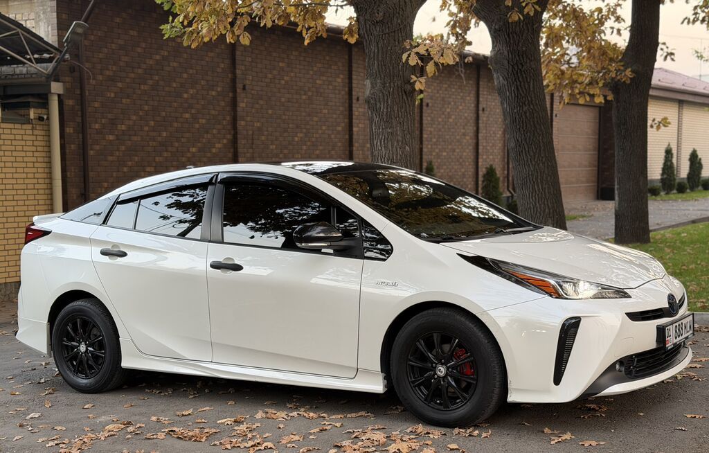 Toyota Prius: 2019 г., 1.8 л, Автомат, Гибрид, Седан: фото 2