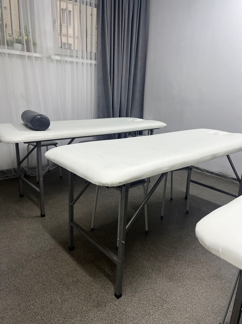 Продаю две кушетки по 4 тыс сом. Не массажные, без отверстия. Белые в