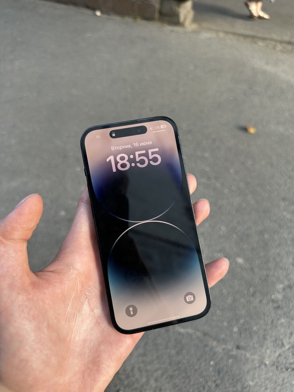 IPhone 14 Pro, Б/у, 128 ГБ, Графит, Защитное стекло, 75 % — фото 1
