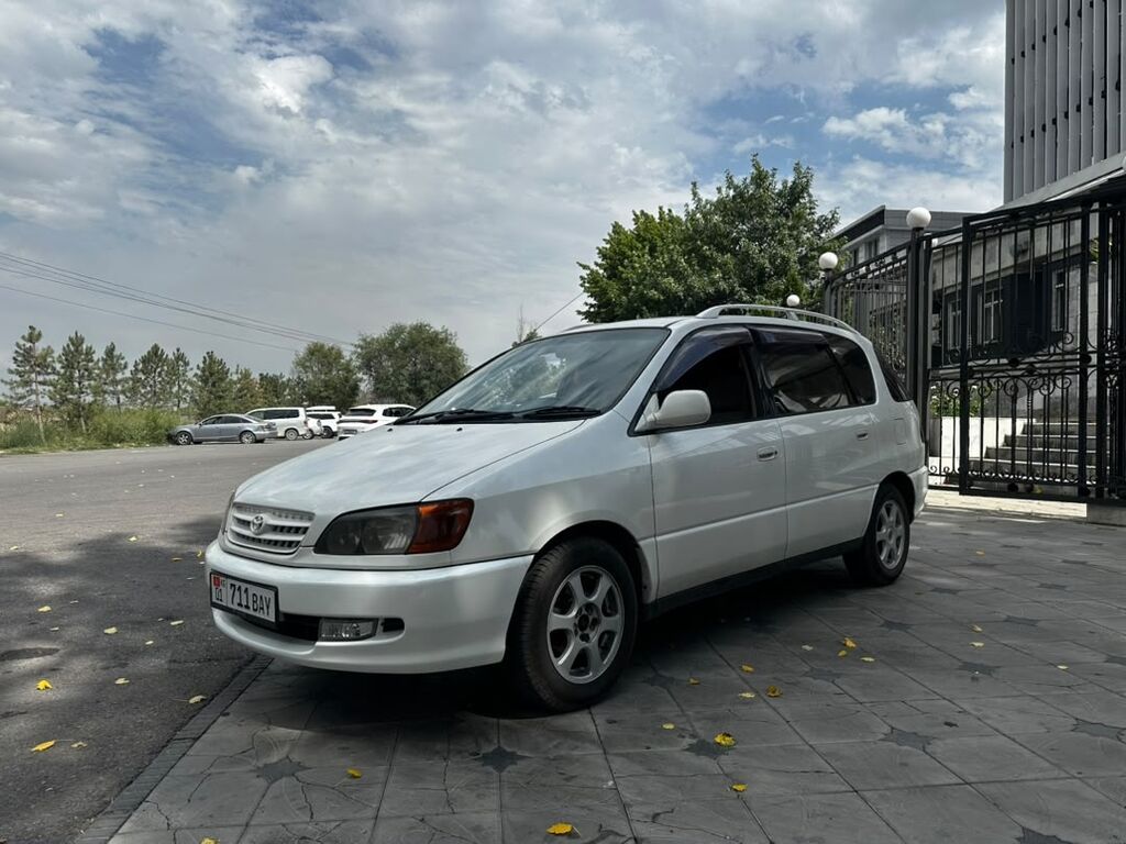Toyota Ipsum: 2001 г., 2 л, Автомат, Газ, Минивэн: фото 1