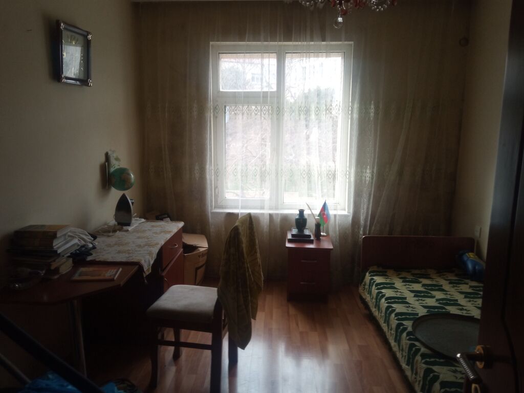 Bakı, 4 otaqlı, Köhnə tikili, m. Elmlər Akademiyası, 100 kv. m