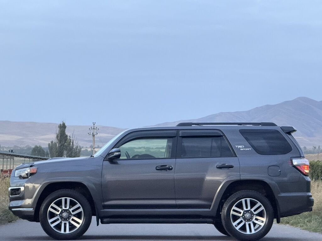 Toyota 4Runner: 2023 г., 4 л, Автомат, Бензин, Внедорожник: фото 3