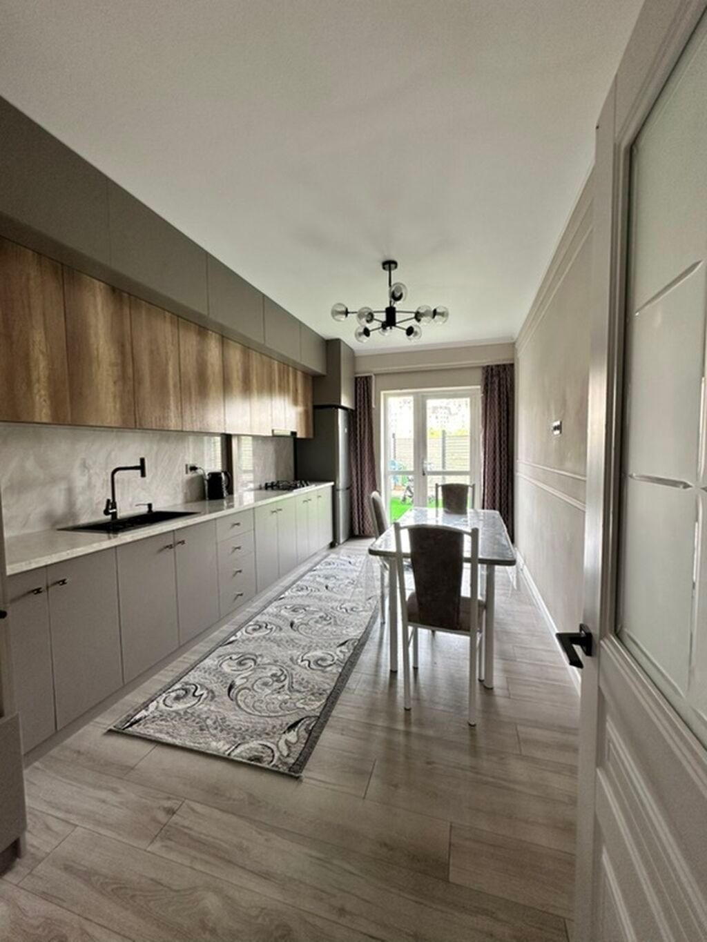 Сдается просторная квартира с современным ремонтом. Кухня оборудована: фото 3