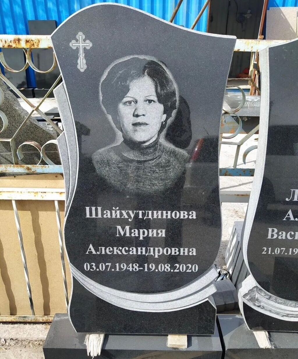 Памятники из чёрного гранита с художественной обработкой -: фото 8