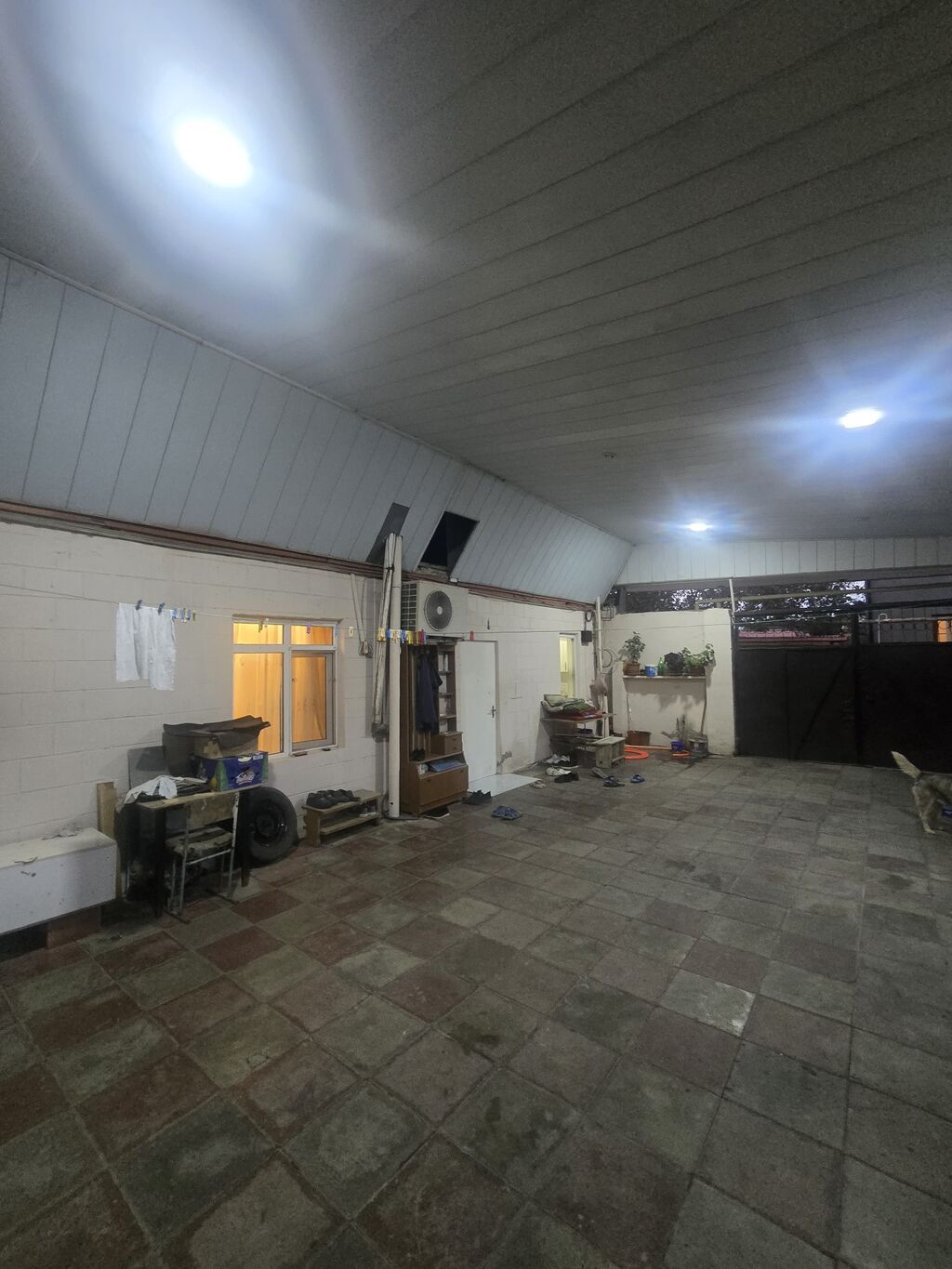Mehdiabad Qəsəbəsində yerləşir. TamsStore'la üzbəüz məhəllədə. Şəxsi
