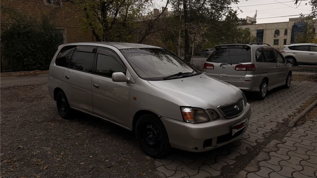 Toyota Ipsum: 2001 г., 2 л, Бензин, Минивэн: фото 2