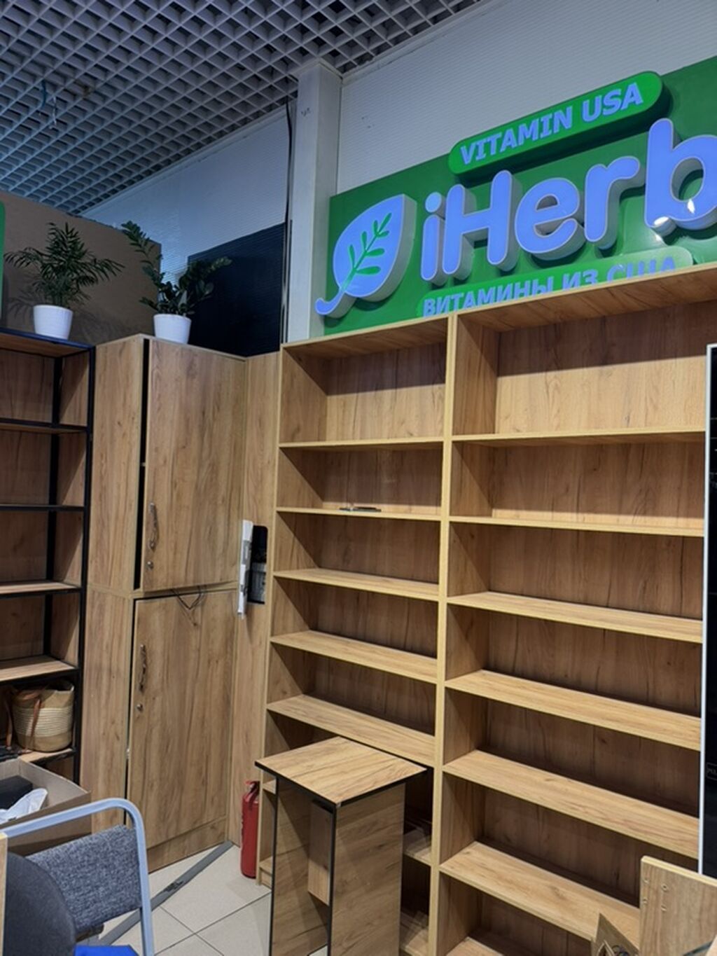 Продаются торговые стеллажи и витрины в хорошем состоянии. Удобные — фото 4