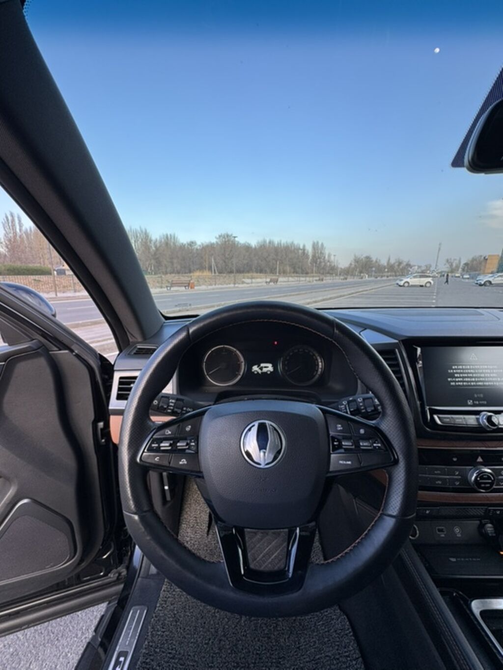 Внедорожник Rexton черного цвета, 5‑дверный, с эмблемой Heritage на: фото 7