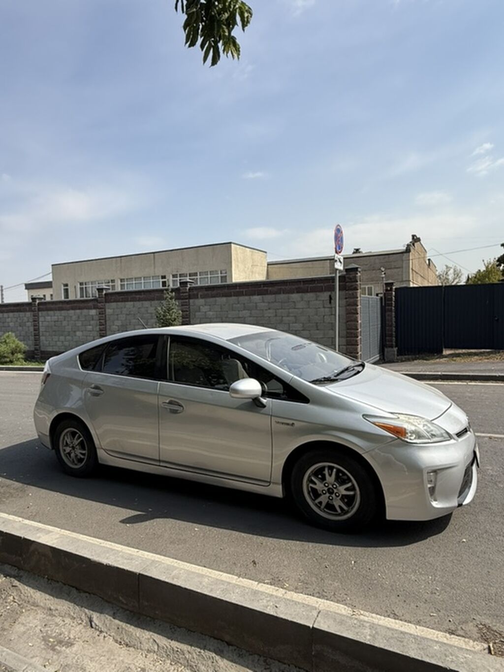 Toyota Prius: 2014 г., 1.8 л, Вариатор, Гибрид, Лифтбек: фото 2