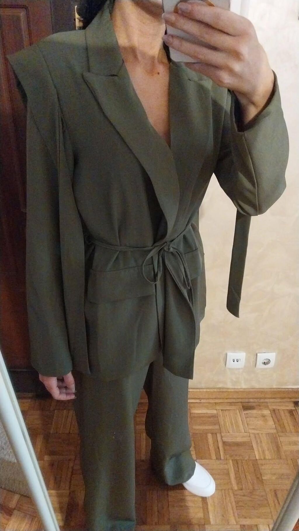 Kompleti: Ženski komplet – sako i pantalone, brend Peafowl, maslinasto zelena