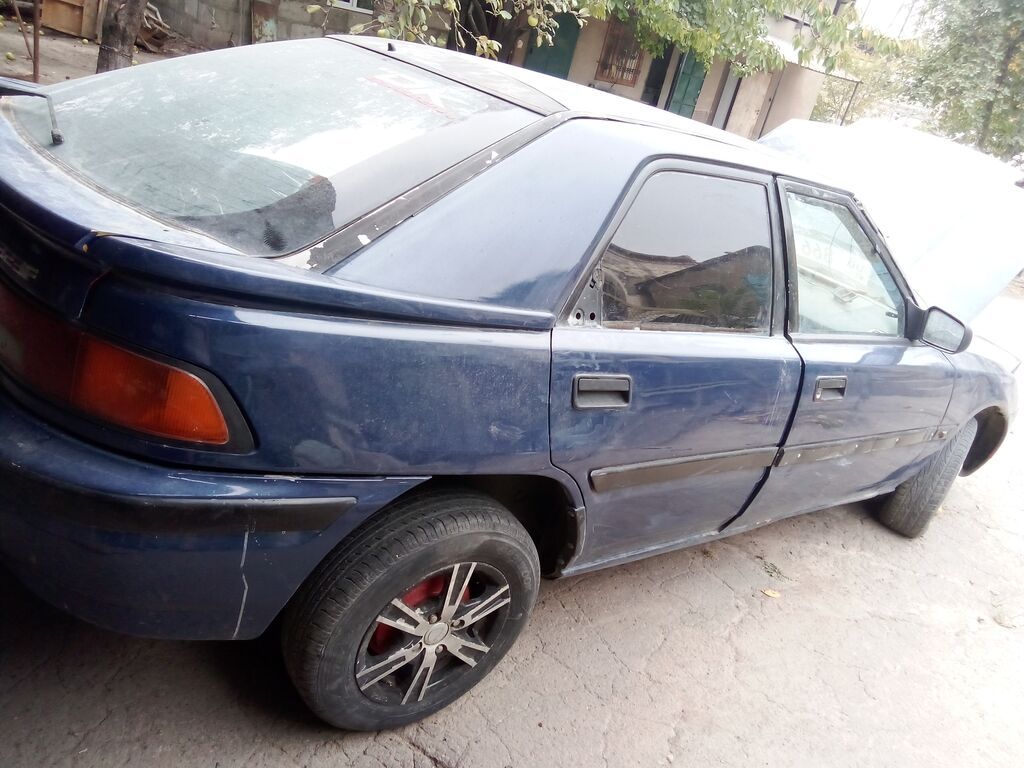 Mazda 323F, хэтчбек 5 дв., темно‑синий цвет, на разбор. - Кузов: 323F: фото 2