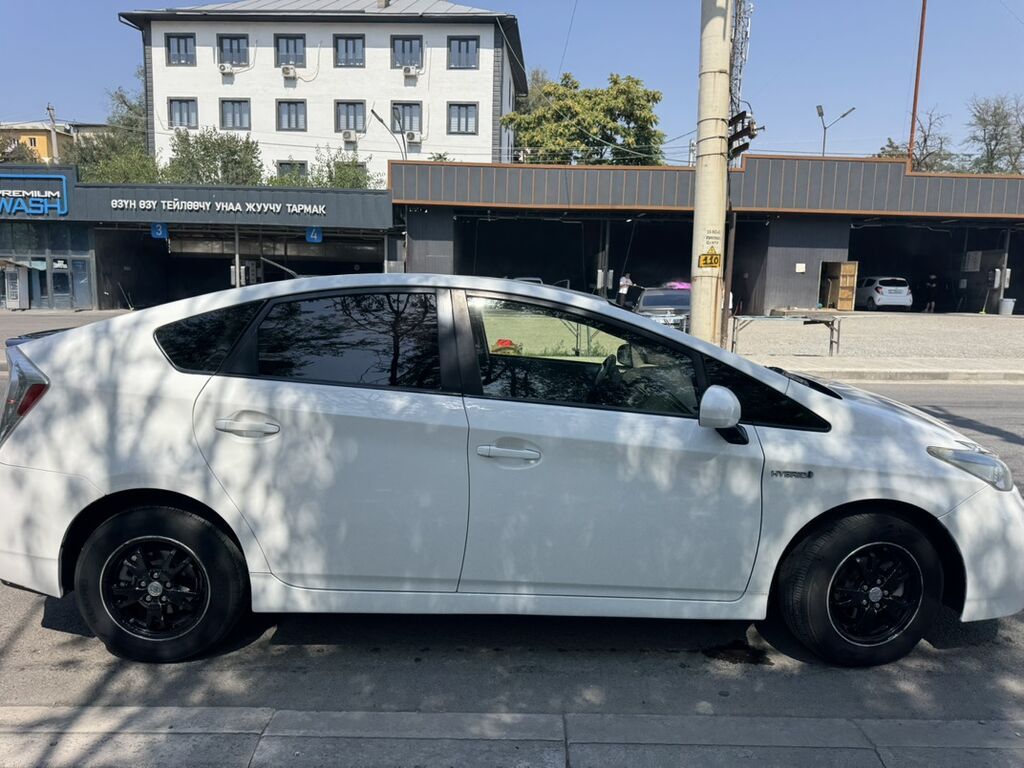 Toyota Prius: 2015 г., 1.8 л, Вариатор, Гибрид: фото 3