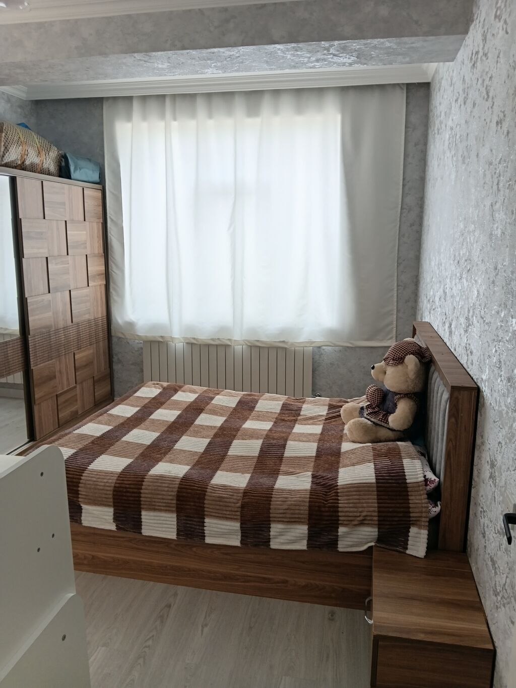 Ev sarayda yerləşir. Mənzildə konditsaner, kombi sistemi, otaqlarda