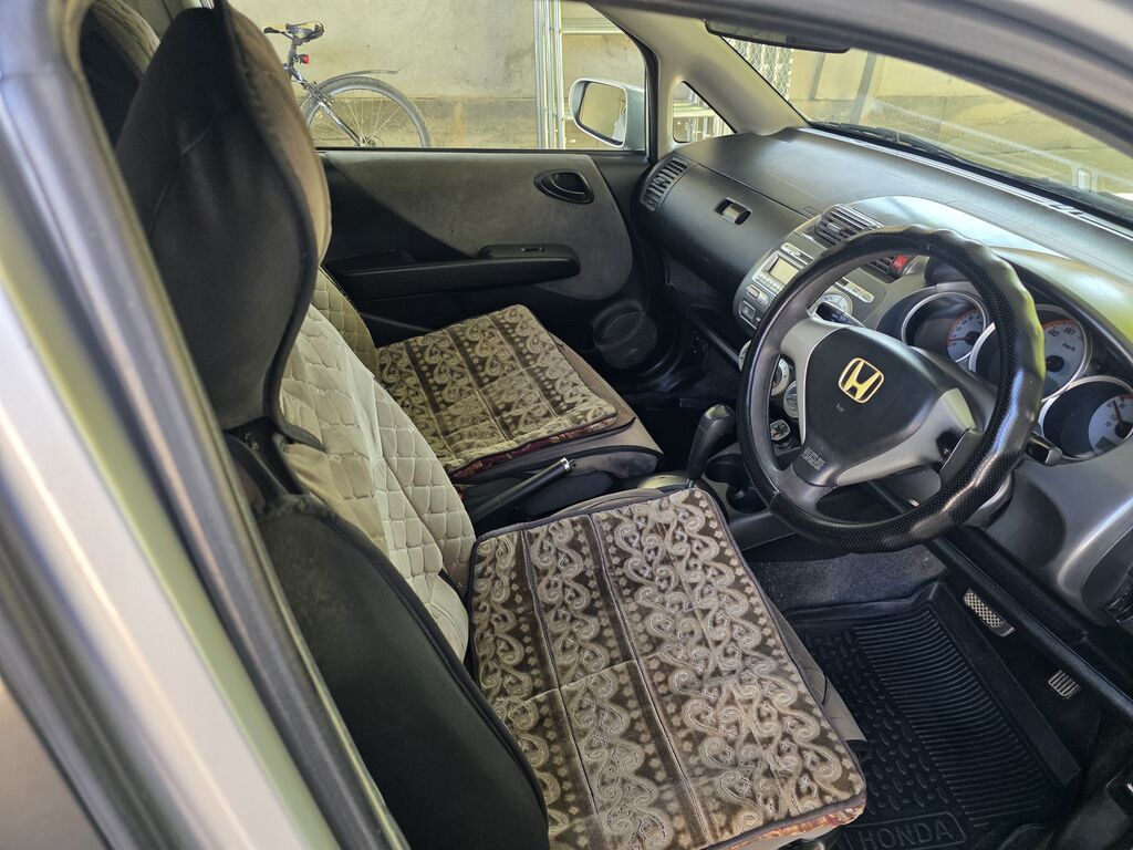 Honda Fit: 2005 г., 1.3 л, Вариатор, Бензин, Хэтчбэк: фото 7