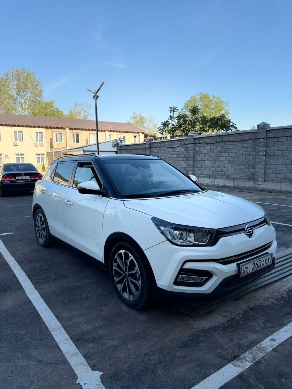 Компактный кроссовер Ssang Yong Tivoli белого цвета с черной крышей и: фото 2