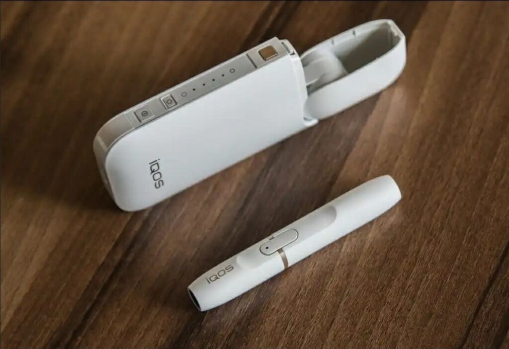 Айкос фото. Электронная сигарета айкос белый. IQOS или Glo. АЙКАС. Тренажер IQOS.