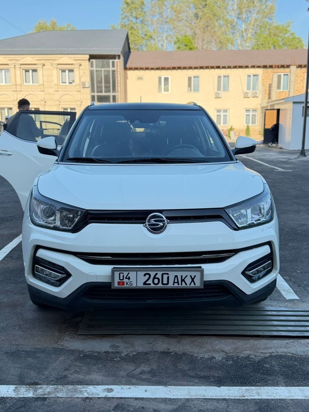 Компактный кроссовер Ssang Yong Tivoli белого цвета с черной крышей и: фото 4