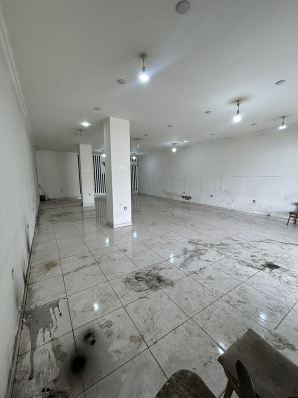 Kiralık/icarəyə verilir – vitraj önlü geniş kommersiya sahəsi - Yol