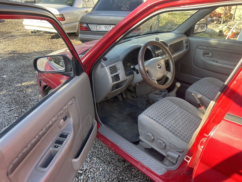 Mazda Demio: 2001 г., 1.5 л, Хэтчбэк: фото 6