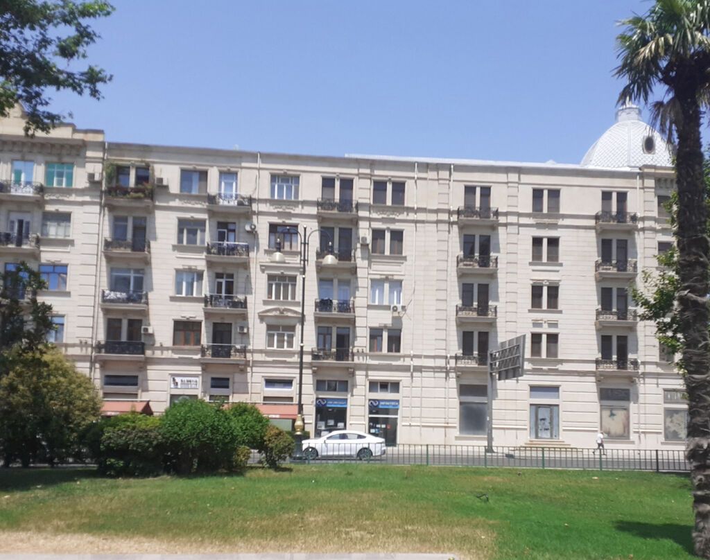 Maklerlər narahatcilig yaradmasın Az.Dramma. Beşmərtəbənın özündə
