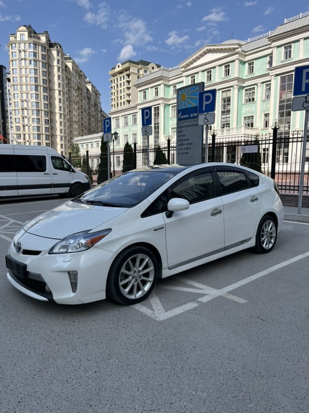 Toyota Prius: 2014 г., 1.8 л, Автомат, Гибрид, Хэтчбэк: фото 3