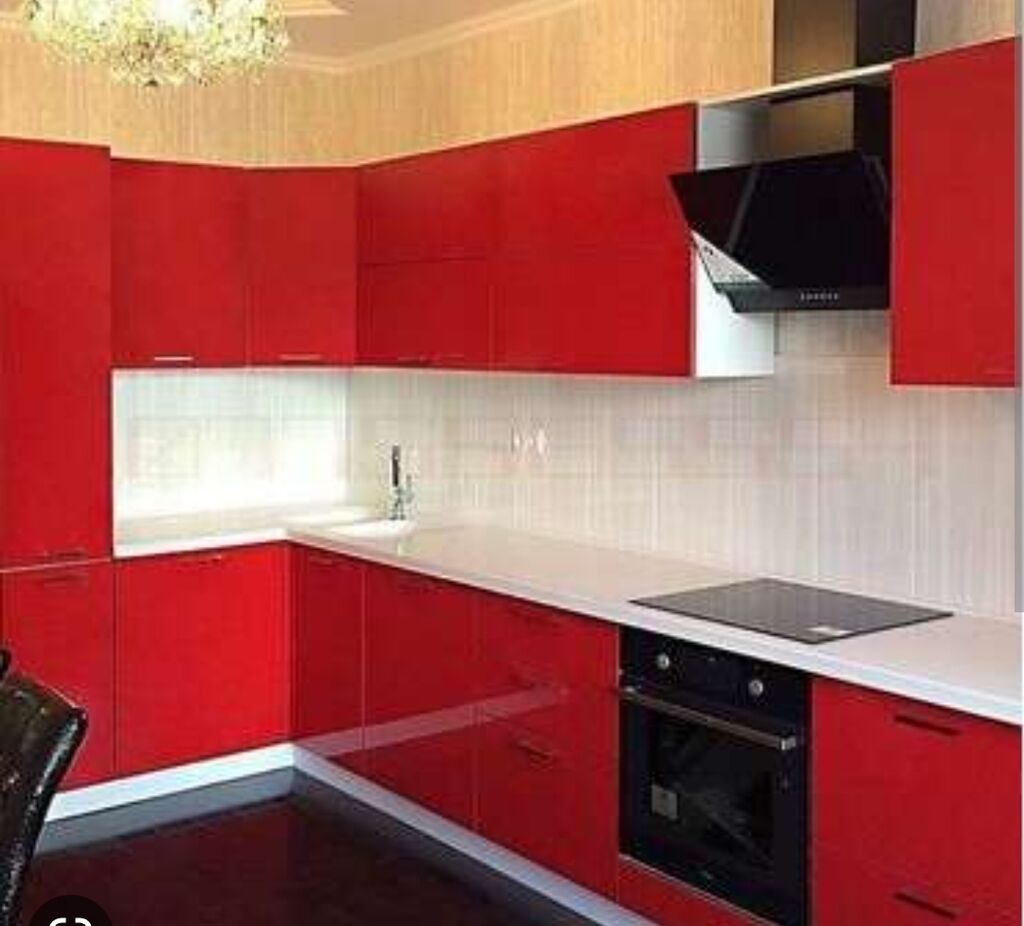кухня красный низ белый верх черная столешница
