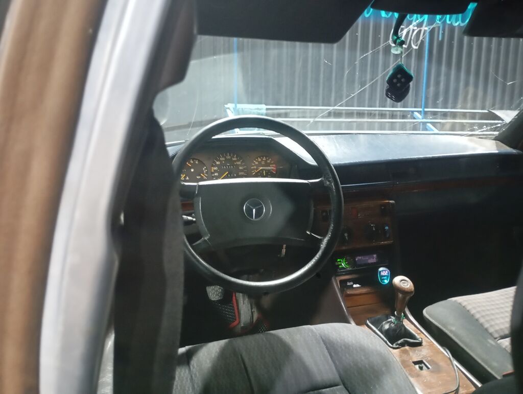 Mercedes-Benz W124: 1988 г., 2.3 л, Механика, Бензин, Седан: фото 5