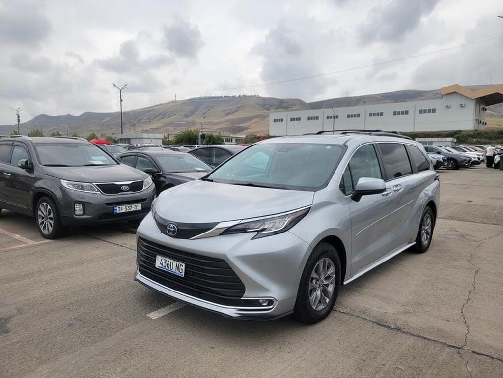 Toyota Sienna: 2022 г., 2.5 л, Вариатор, Гибрид, Минивэн: фото 1
