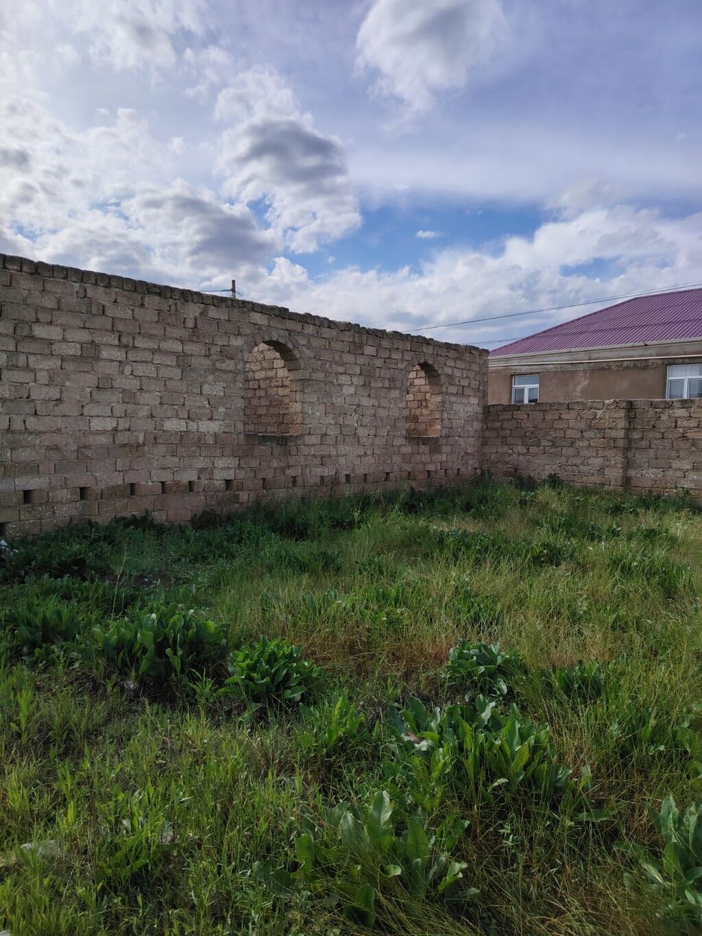 Təcili Satılır: yarımçıq tikili və həyət sahəsi - Material: daş hörgü