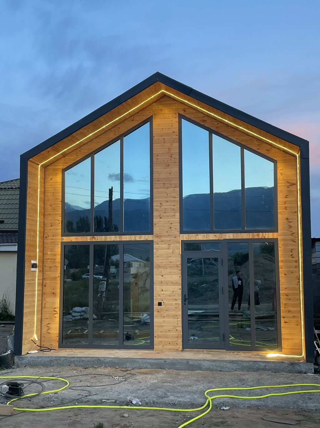Каркасно-деревянный дом в современном стиле A-Frame с панорамным: фото 4