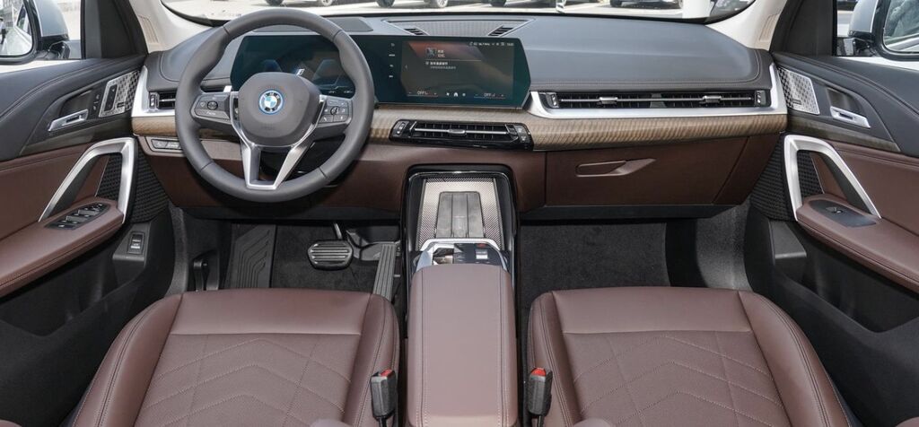 BMW iX1: 2024 г., 3 л, Автомат, Электромобиль, Кроссовер: фото 3