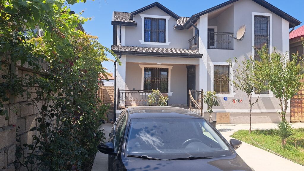 2 mərtəbəli fərdi yaşayış evi. Evin fasadı müasir üslubda işlənib