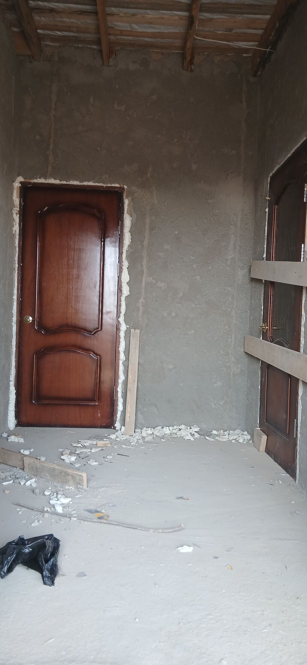 Дом из блоков с двускатной крышей на участке с ровным газоном: фото 6