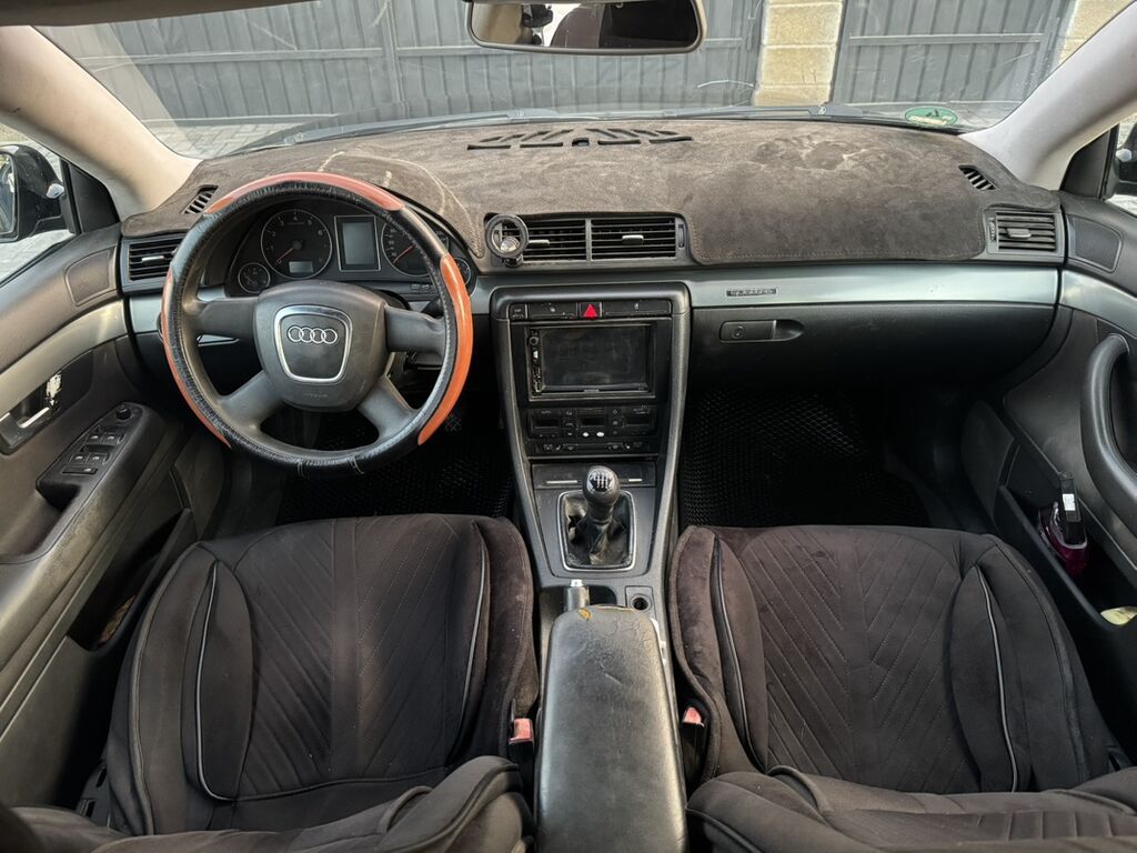 Audi A4: 2004 г., 3.5 л, Механика, Бензин, Седан: фото 7