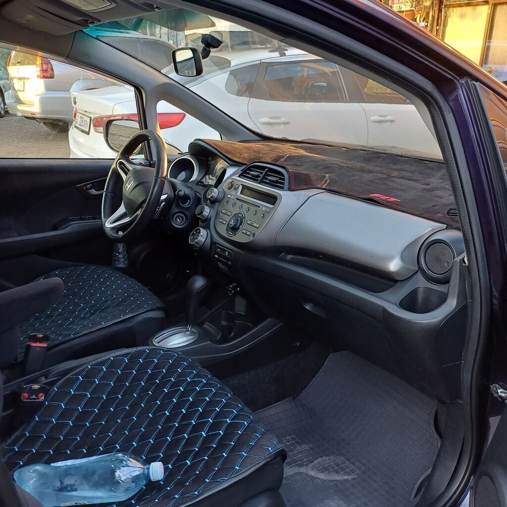 Honda Fit: 2010 г., 1.5 л, Автомат, Бензин, Хэтчбэк: фото 4