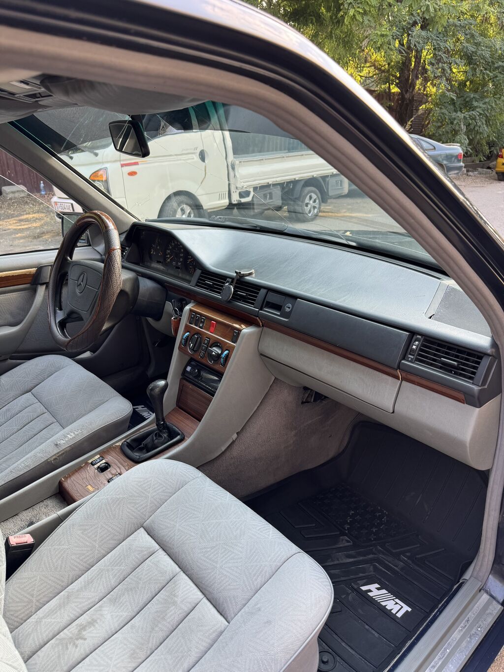 Mercedes-Benz W124: 1993 г., 2.2 л, Механика, Бензин, Седан: фото 5