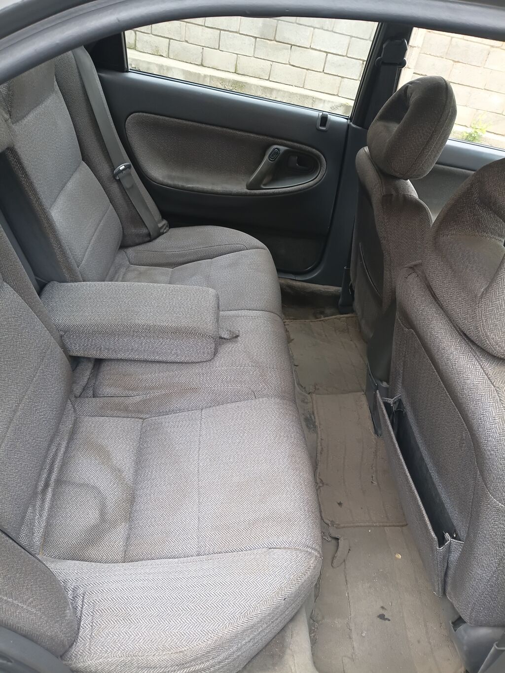 Mazda 626: 1992 г., Механика, Седан: фото 2