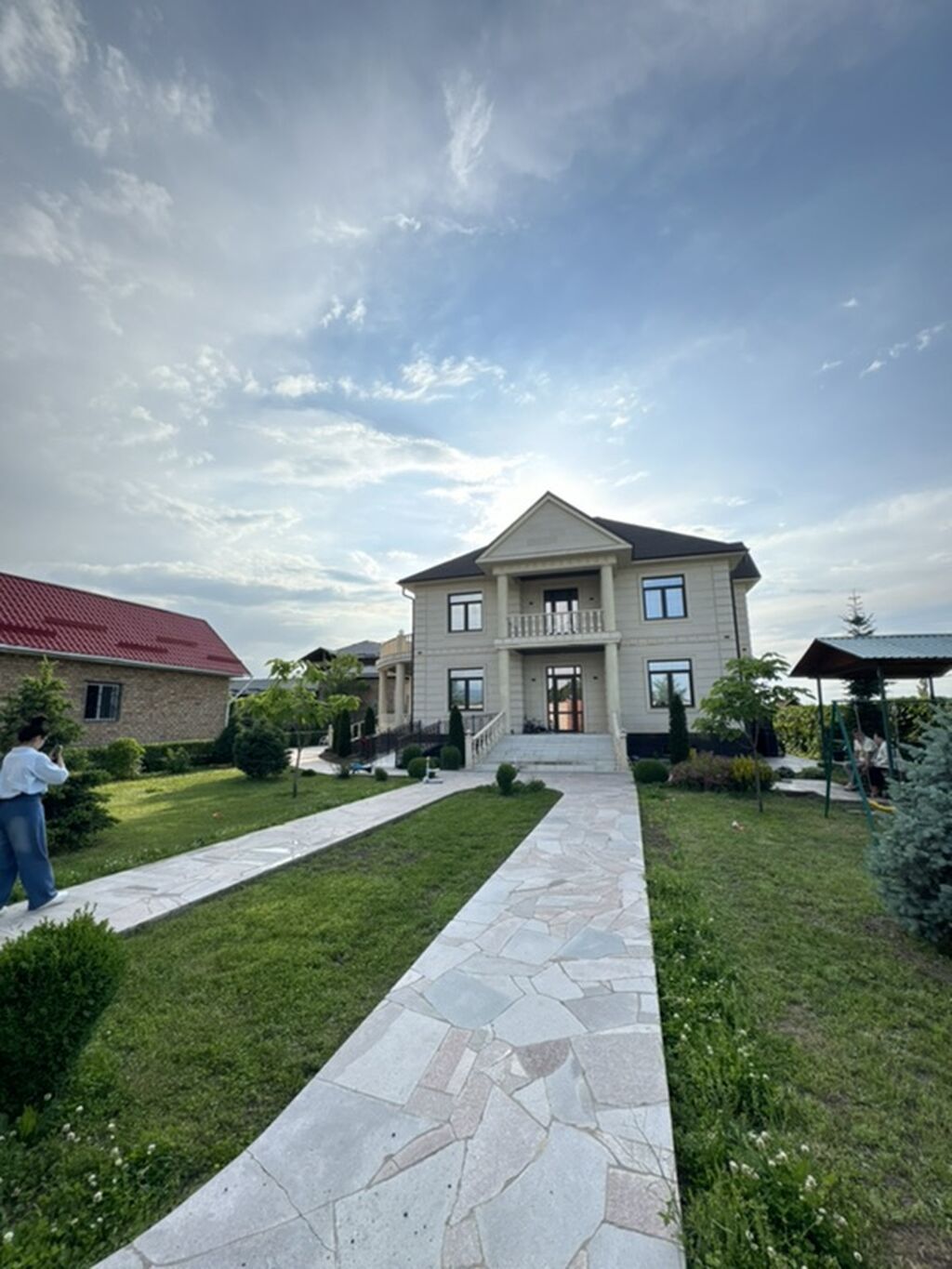 6 комнат и более, 300 м², 20 соток, Бишкек, Собственник