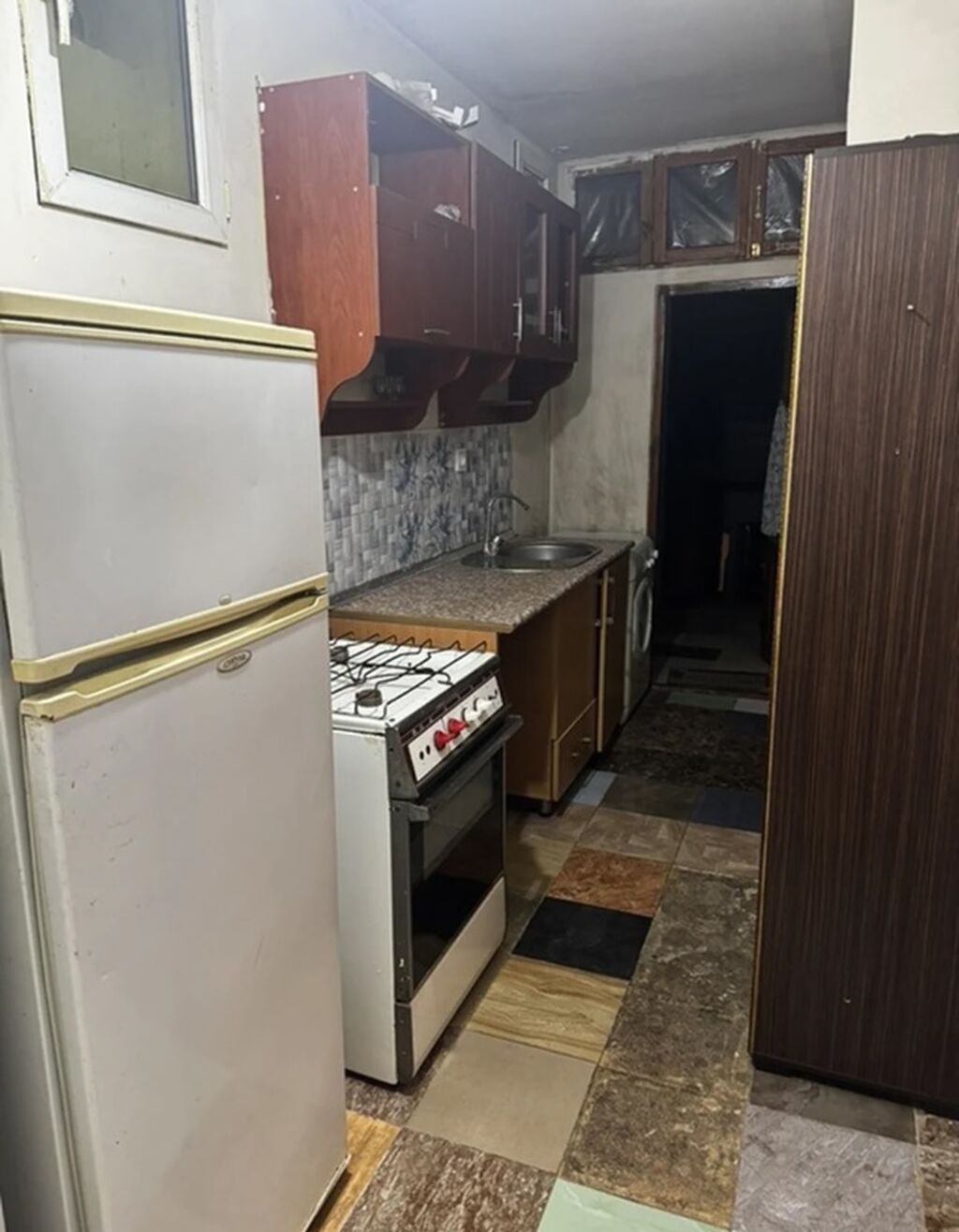 1 otaqlı yaşayış sahəsi (studiyaya yaxın plan) – mətbəx mebeli və