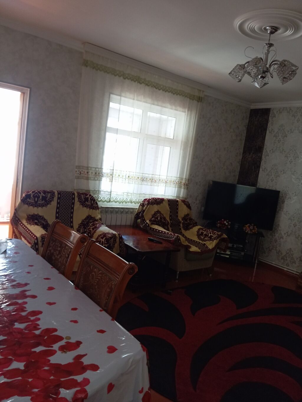 Naxalastroyda 4 otaqlı əşyalı həyət evi satılır evin hər bir şəraiti