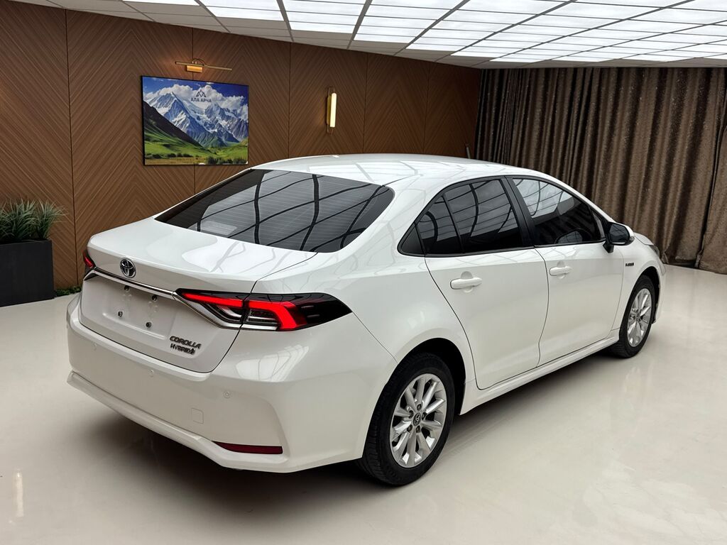 Toyota Corolla: 2022 г., 1.8 л, Автомат, Гибрид, Седан: фото 2
