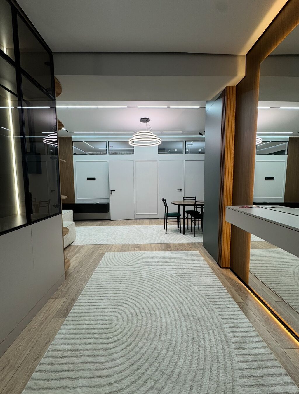 2 комнаты, 63 м², 12 мкр Элитка, 6 этаж, Дизайнерский ремонт: фото 1