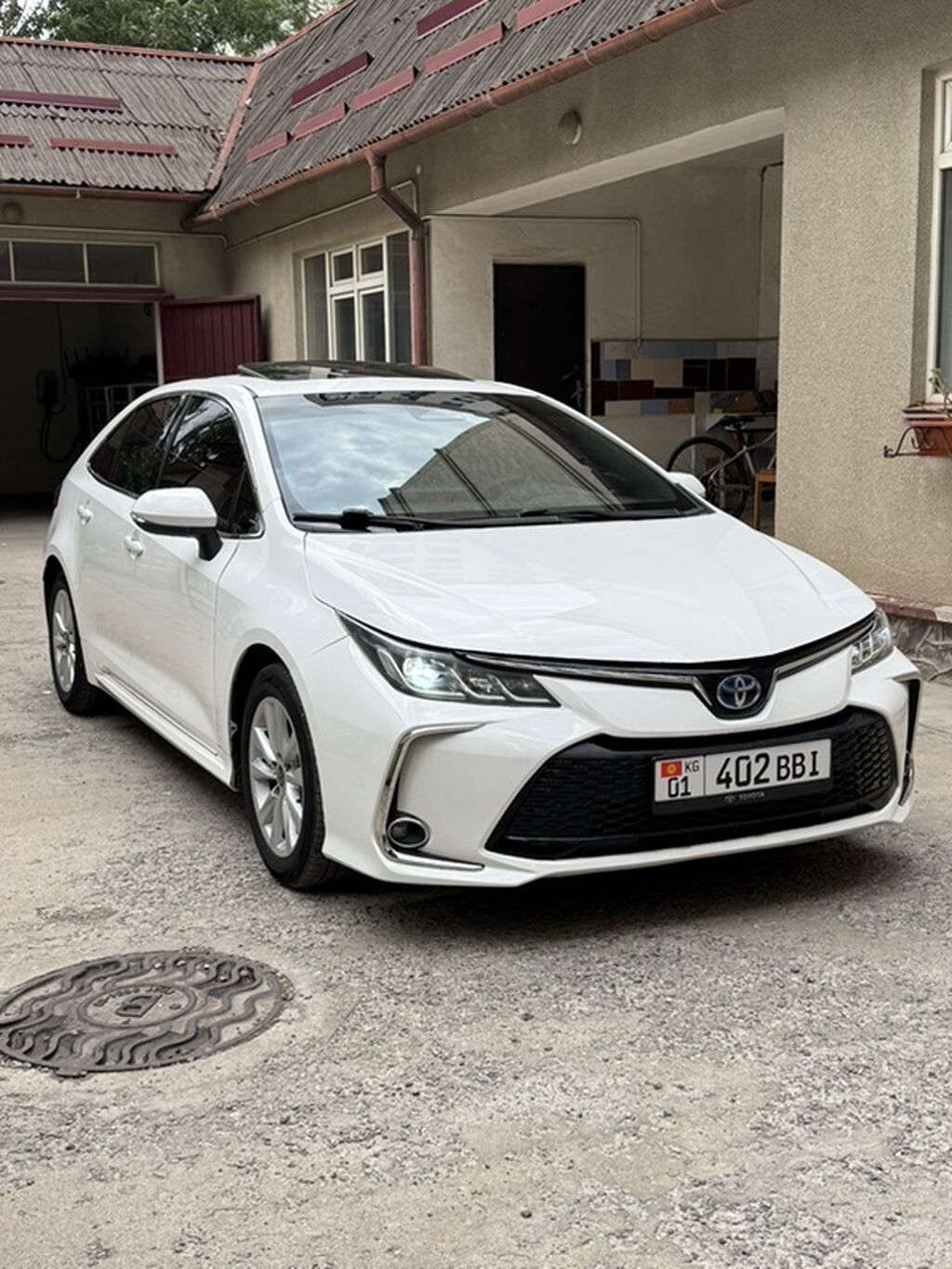 Toyota Corolla: 2023 г., 1.8 л, Вариатор, Гибрид, Седан: фото 2